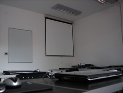 clasă cu proiector
